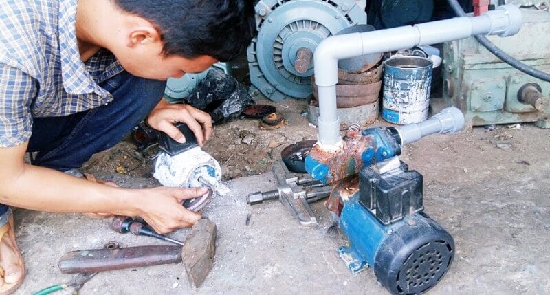 thợ sửa máy bơm nước